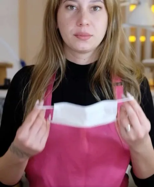 Deniz, pembe önlüğüyle stüdyoda