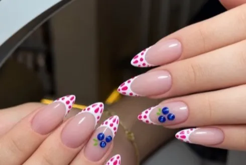 Pembe puantiyeli French ve mavi meyve desenli tırnaklar