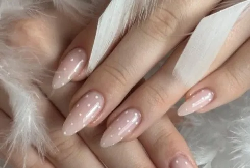Nude üzerine beyaz puantiyeli tırnaklar