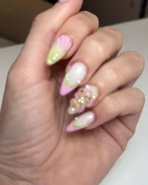 Pastel yeşil ve pembe çiçekli tırnaklar
